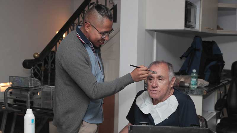 Antes de ser maquillado, Alejandro Suárez habla con su productor y sigue a la perfección las instrucciones. 