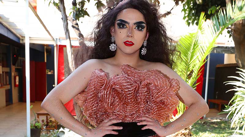Pam Sashaa, un drag queen con muchas pestañas y sin pelos en la lengua