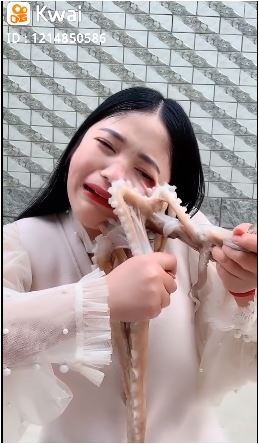  La influencer de nacionalidad china es famosa en redes sociales por comer todo tipo de mariscos y subir videos de ello.