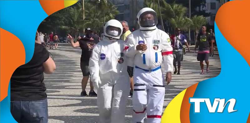 Tercio Galdino Alisea Lima Traje Astronauta Disfraz Paseo Pareja Brasileña Nueva Normalidad Pandemia Covid-19 