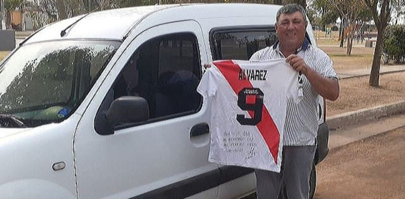Futbolista argentino regala coche