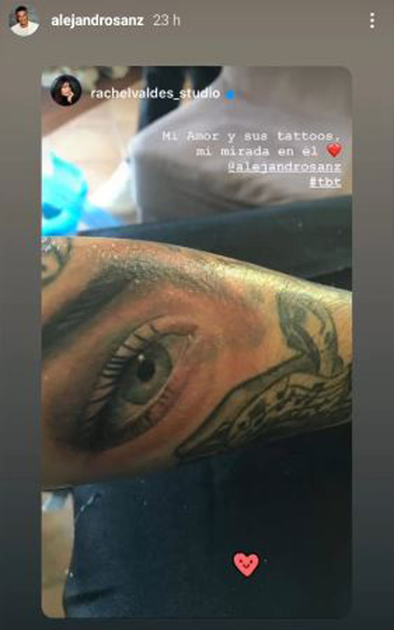 El cantante muestra su tatuaje.