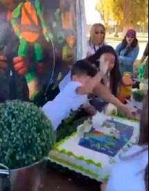 niño enfurece y destroza pastel de cumpleaños