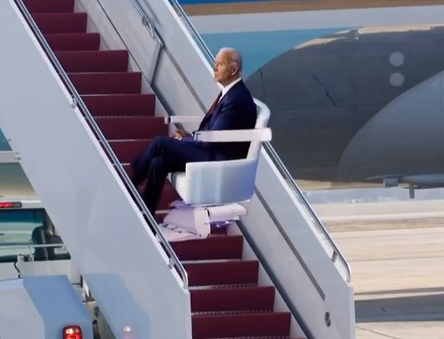 Así se vería Joe Biden subiendo en una silla eléctrica