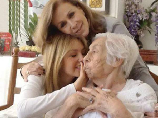 Thalía, Laura y su abuelita