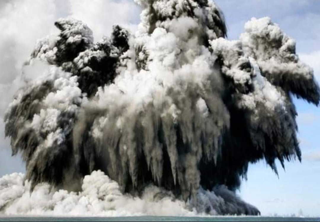 Tonga está muy cerca del volcán que hizo erupción
