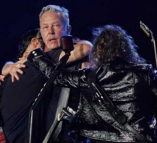 Metallica apoyó a su  vocalista 