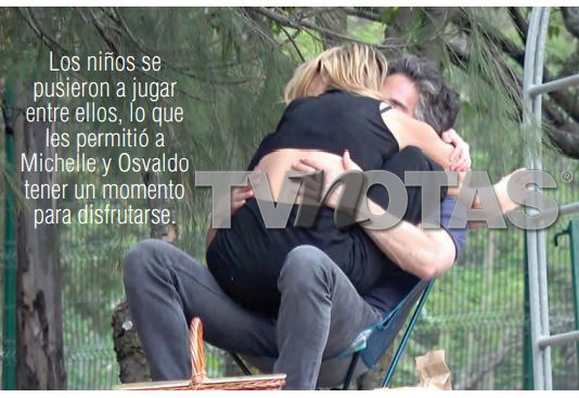 Michelle Renaud y Osvaldo Benavides romancean en un parque