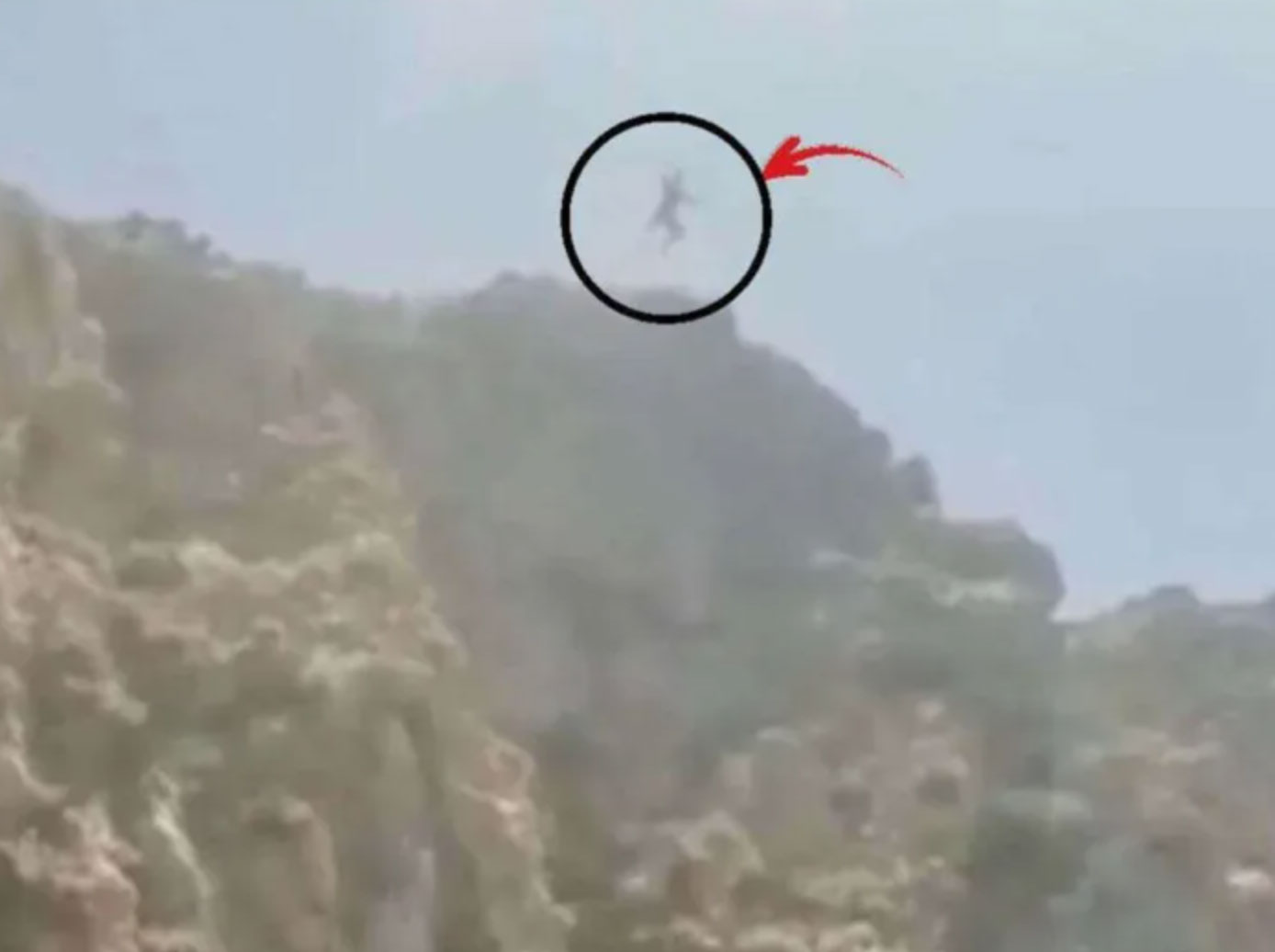 Turista fallece tras saltar desde acantilado, todo quedó grabado