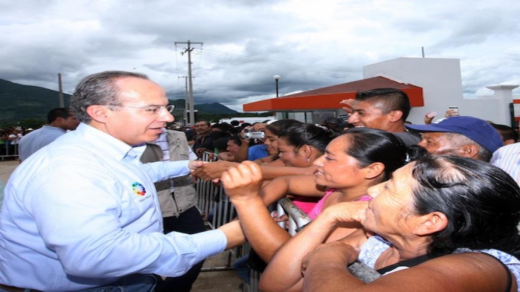 Felipe Calderón alabó el esfuerzo que se ha realizado en el sector salud. Foto: Notimex