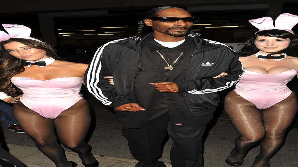 Snoop Dogg acompañado por dos 'conejitas'.