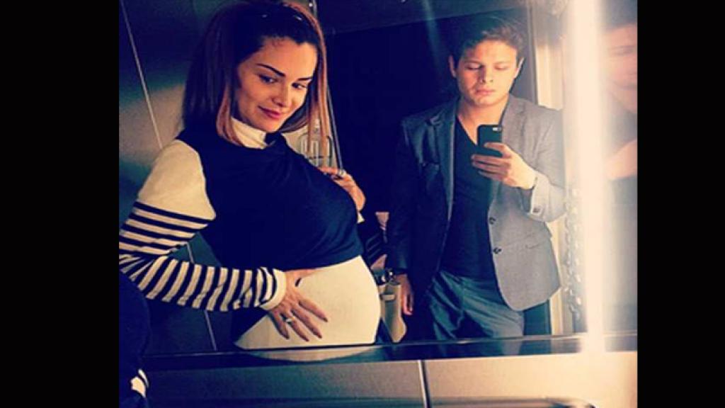 Ninel Conde y Giovanni Medina presumen su embarazo en redes sociales.