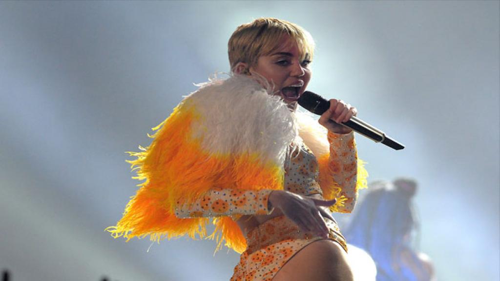 Miley Cyrus hizo un gesto irrespetuoso a la bandera de México.