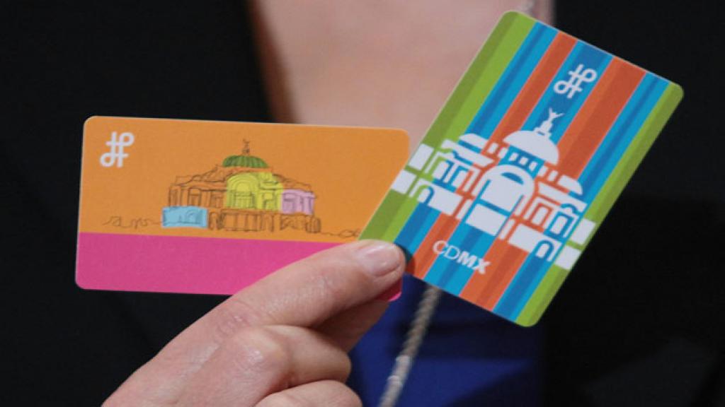 Con motivo de los 80 años del Palacio de Bellas Artes, se lanzaron 2 ediciones de tarjetas de Metrobús.