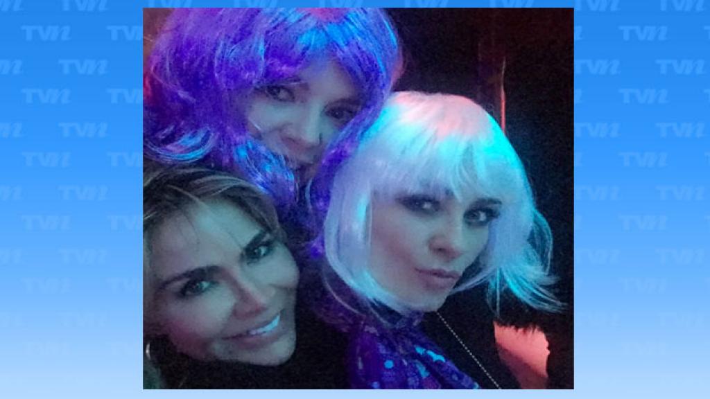 Alicia Machado publicó en su Intagram una fotografía donde las 3 actrices portan pelucas de colores.