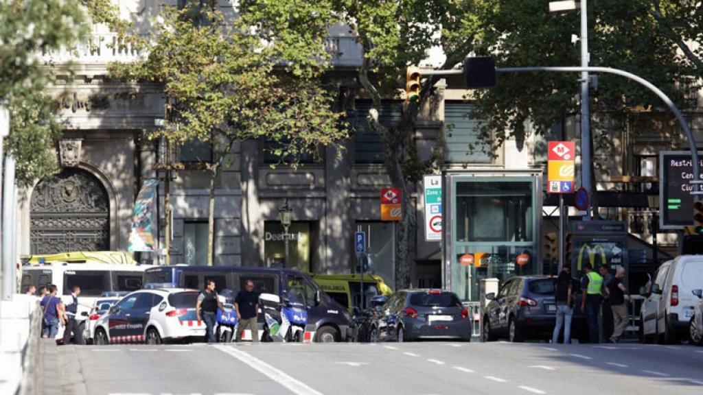 Atentado terrorista en Barcelona deja varios muertos tras atropellamiento masivo