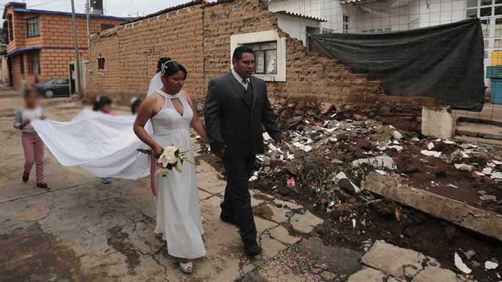 En medio de la tragedia, pareja se casa y camina entre las calles de Totolapan