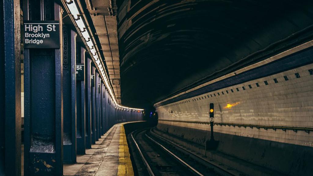 mujer pone en peligro su vida en el metro