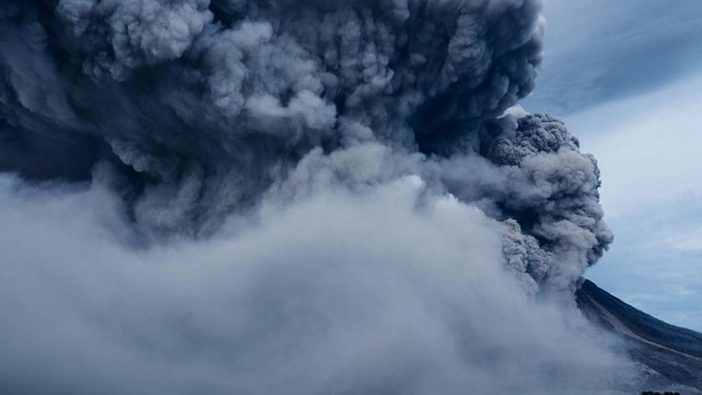 Volcán de Fuego hace erupción 