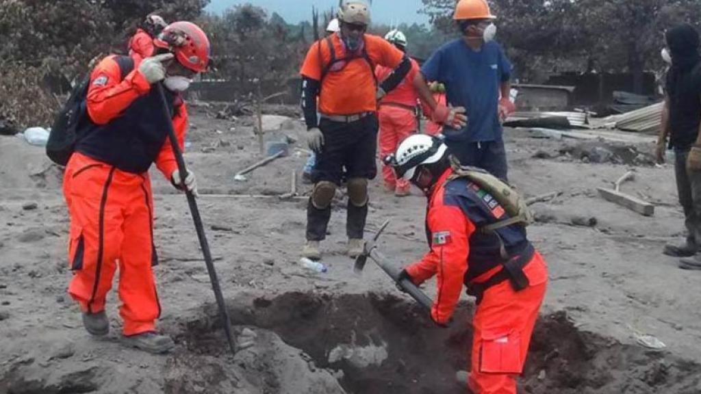 Rescate de cuerpos en Guatemala
