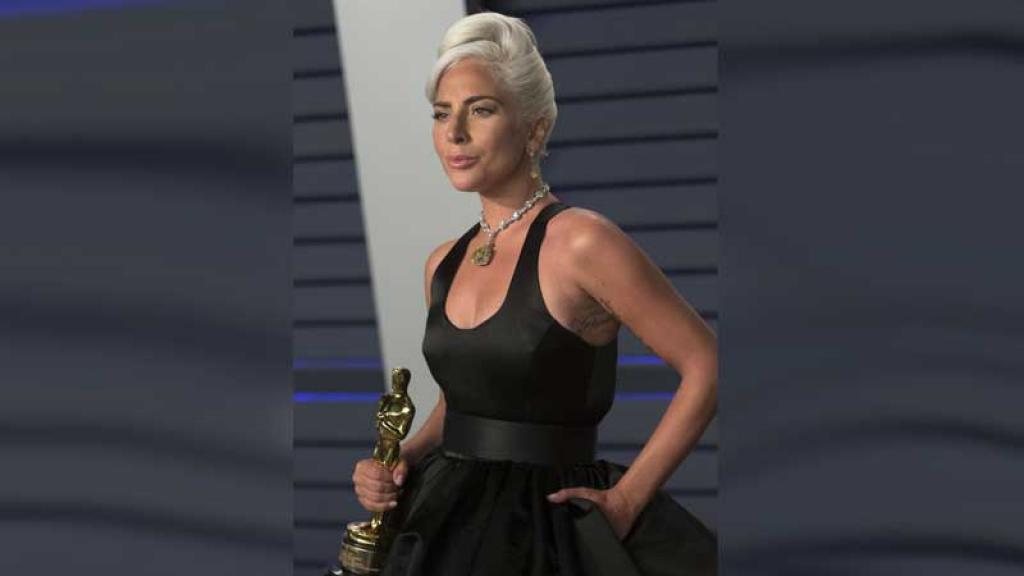  Lady Gaga usó el mismo collar que Audrey Hepburn de 492 millones de dólares.