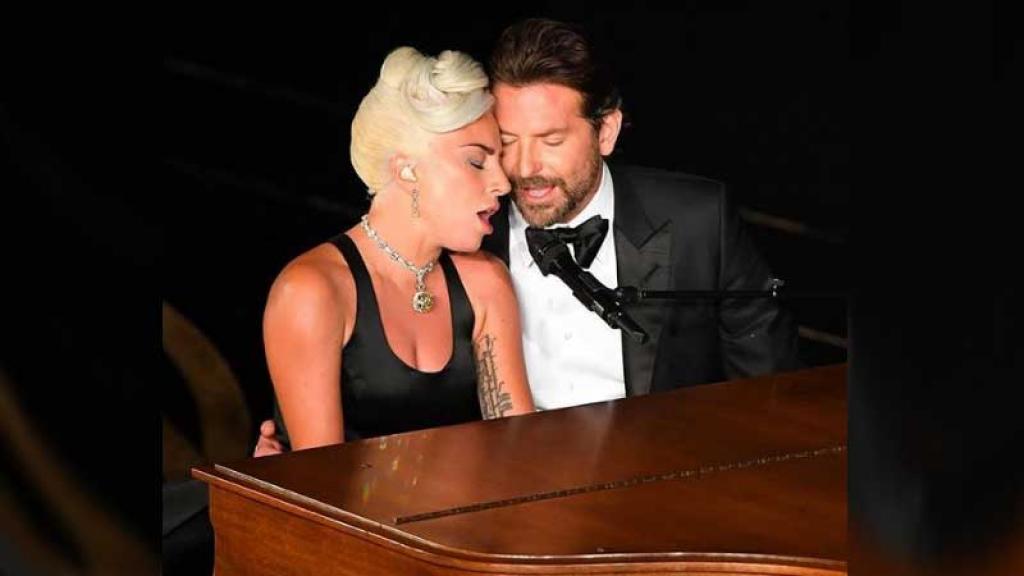 Esta es la fotografía que comprueba que Lady Gaga y Bradley Cooper sí se besaron.