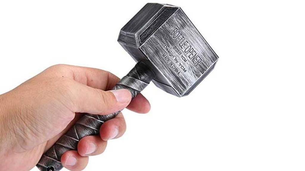 Consiente al dios que llevas dentro con este destapador en forma de martillo de Thor.