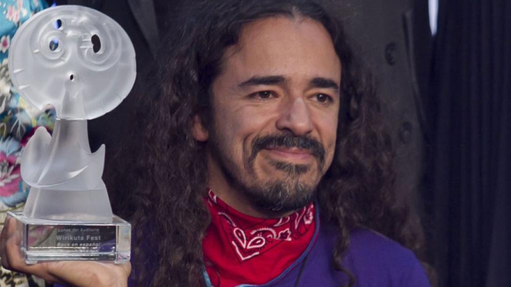 Rubén Albarrán de Cafe Tacvba le canta a Armando Vega Gil junto a su ataúd