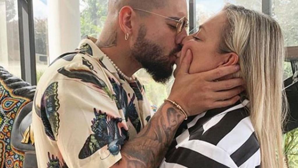 Maluma causa asco en redes gracias a foto besando a su mamá