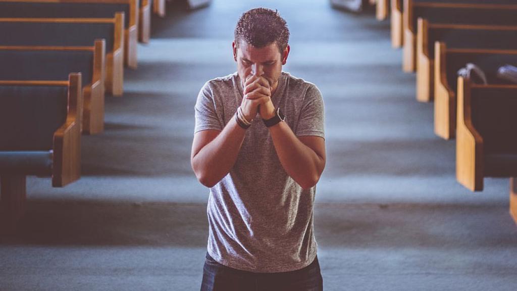 Hombre finge orar y roba dentro de una iglesia