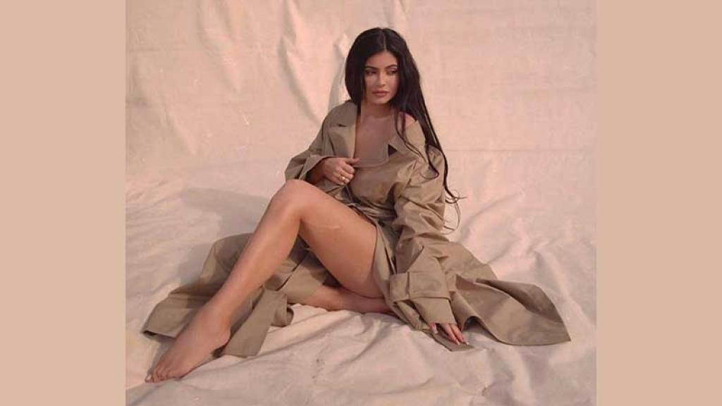 Kylie Jenner promociona su línea de productos de belleza "KylieSkin".