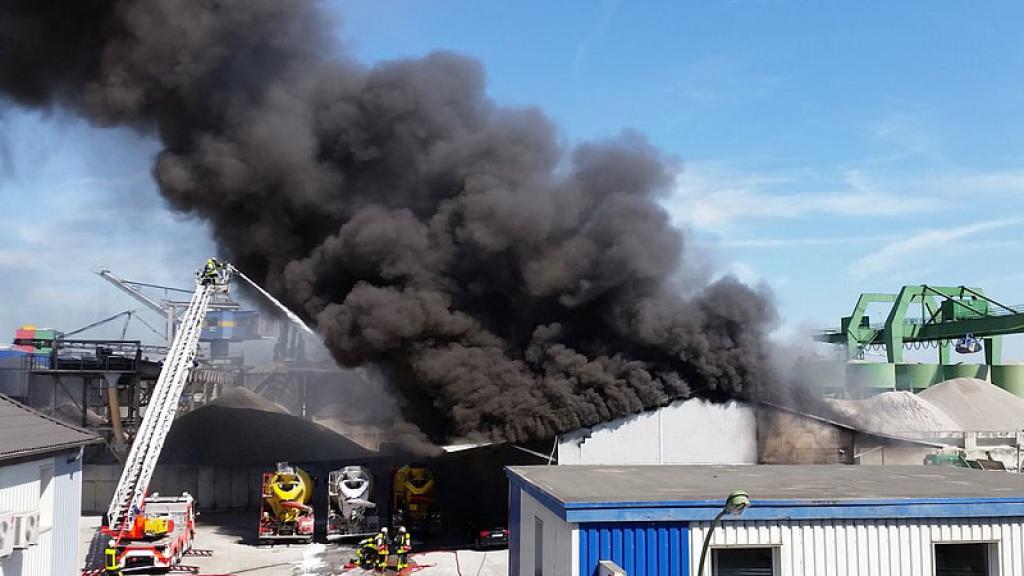  Reportan incendio en fábrica de llantas en El Chemizal, Ecatepec