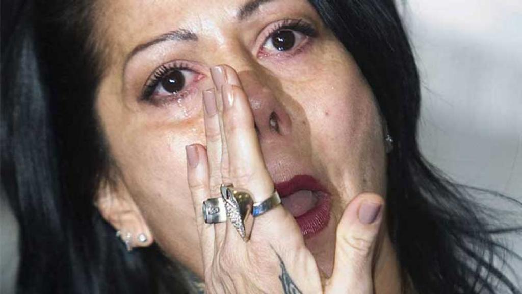 Alejandra Guzmán sigue saliendo con el ex de su hija.