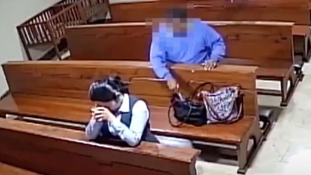 Ladrón roba en una iglesia y se persigna antes de huir 