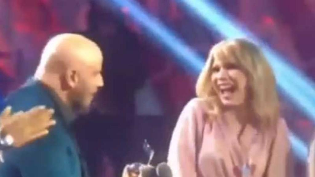 #QuéOso! John Travolta confunde a Taylor Swift en los VMAs
