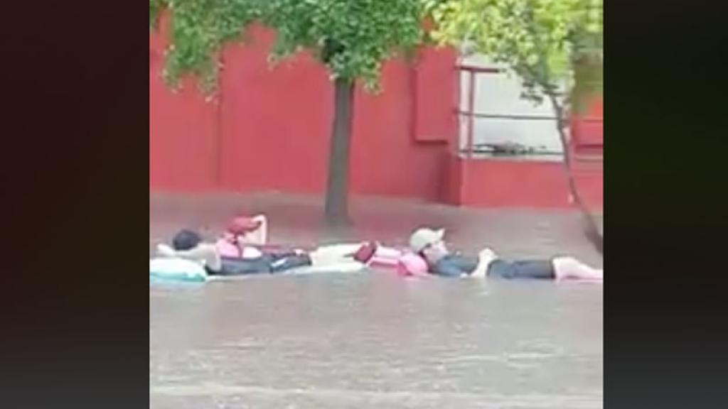 Tres jóvenes de Sinaloa pasean en flotadores en inundación
