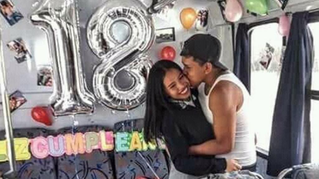 Se viralizaron unas imágenes de una pareja muy feliz, celebrando el cumpleaños número 18 de ella.