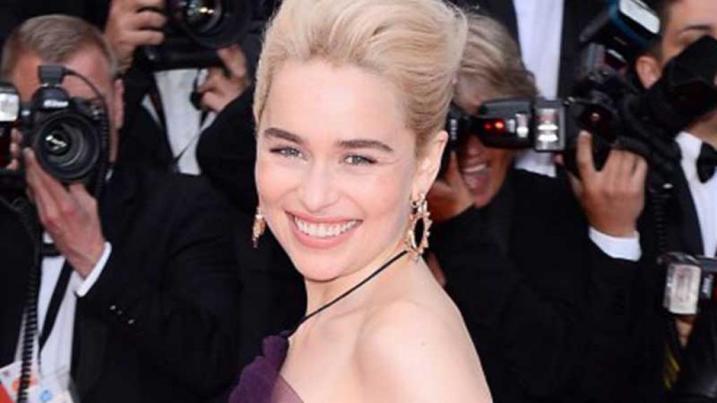 Emilia Clarke cautivó con su vestido en los Premios Emmy.