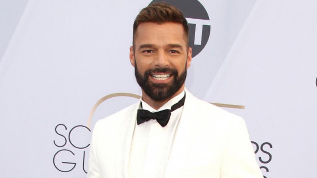 Ricky Martin derrocha sensualidad más mojado que nunca 