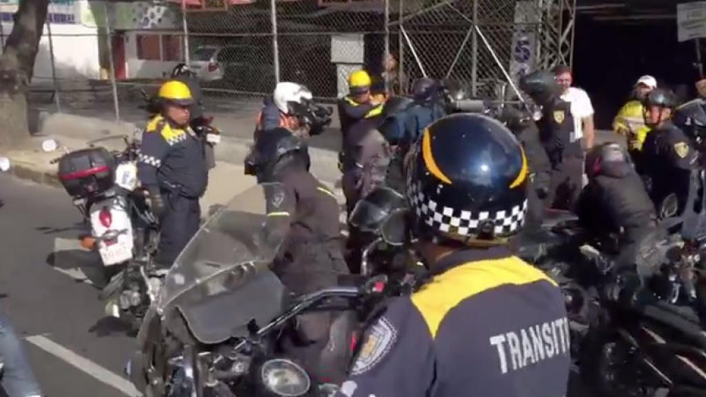 Debido al cierre de calles, motociclistas y policías de la CDMX, pelearon en plena caravana.