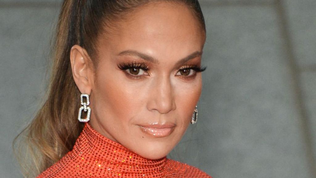 Quitada de la pena, Jennifer Lopez toma el sol en encarnada tanguita negra