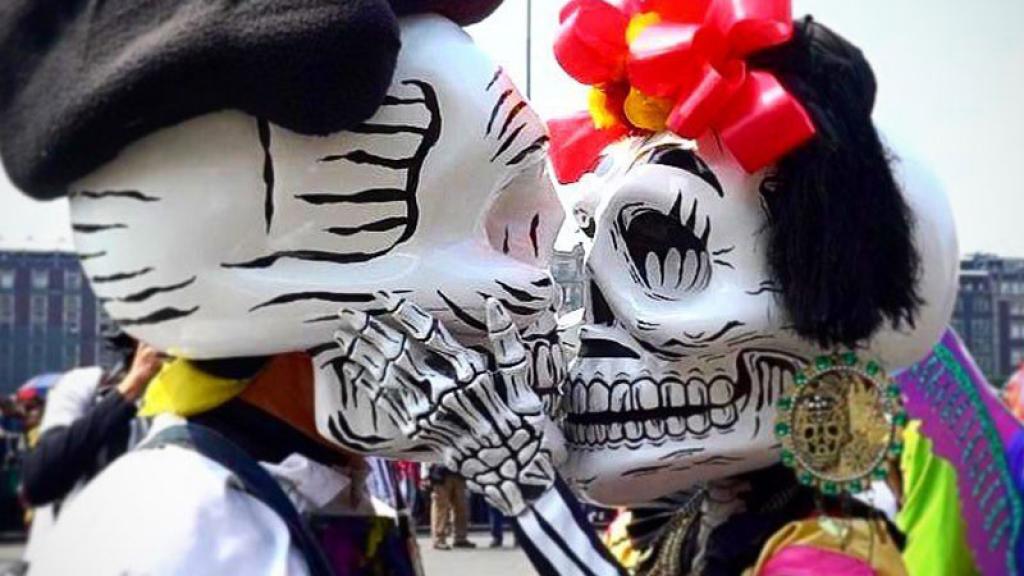 Por desfile de Día de Muertos en la CDMX, dan alternativas vehiculares