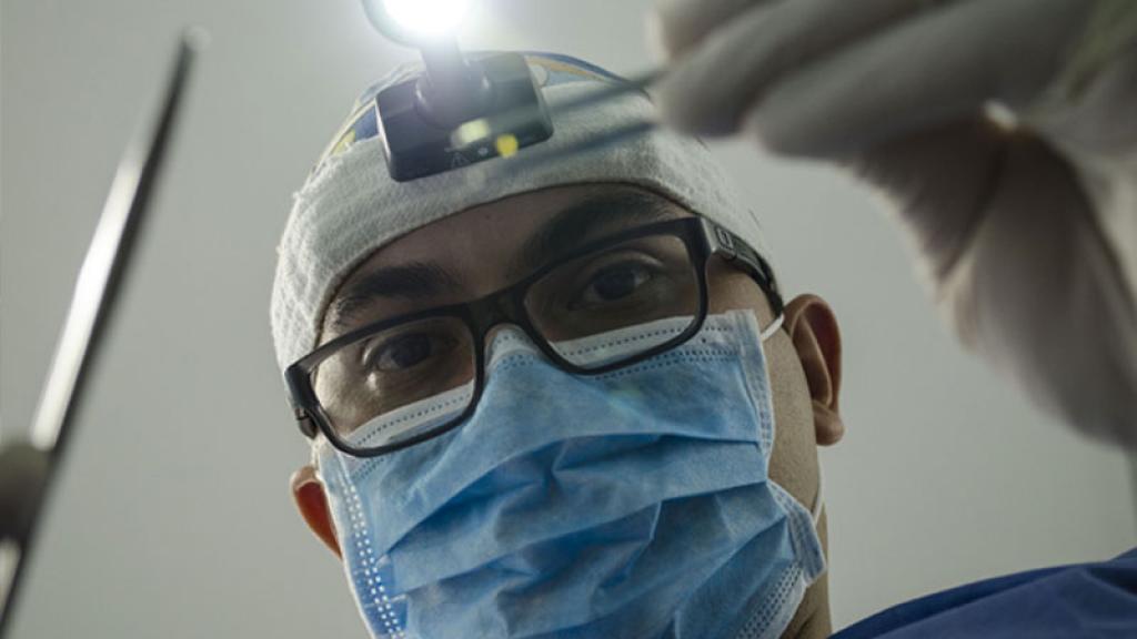 Un hospital de Dallas, Texas transmitió una cirugía cerebral en una paciente ¡despierta!