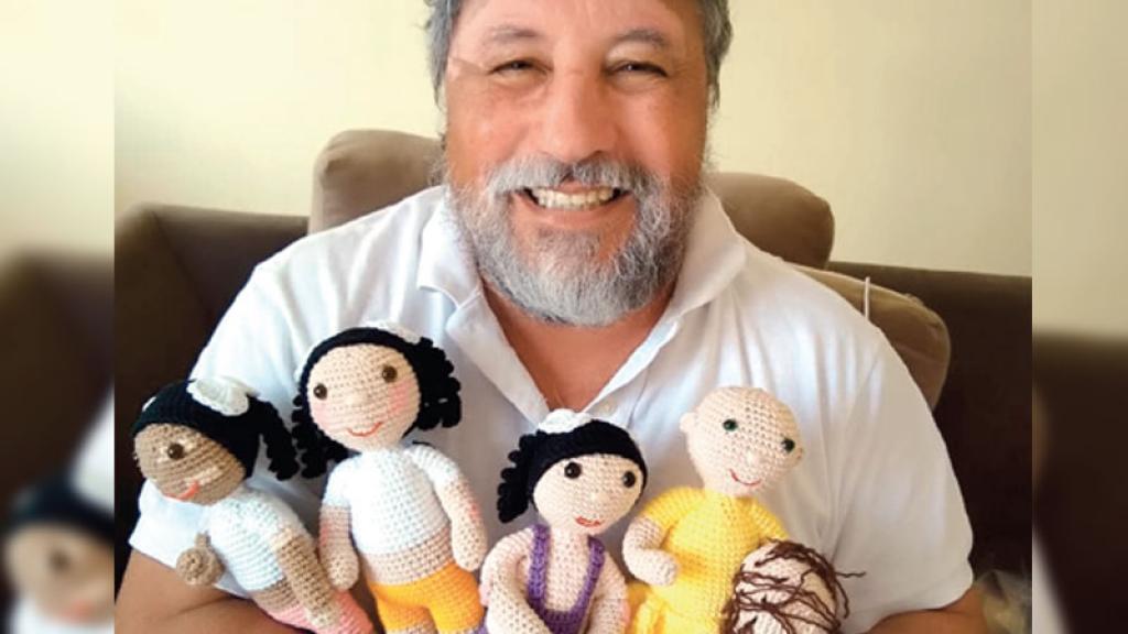 Con el fin de hacer conciencia el tierno abuelo le elaboró sus propias muñecas a su nieta.