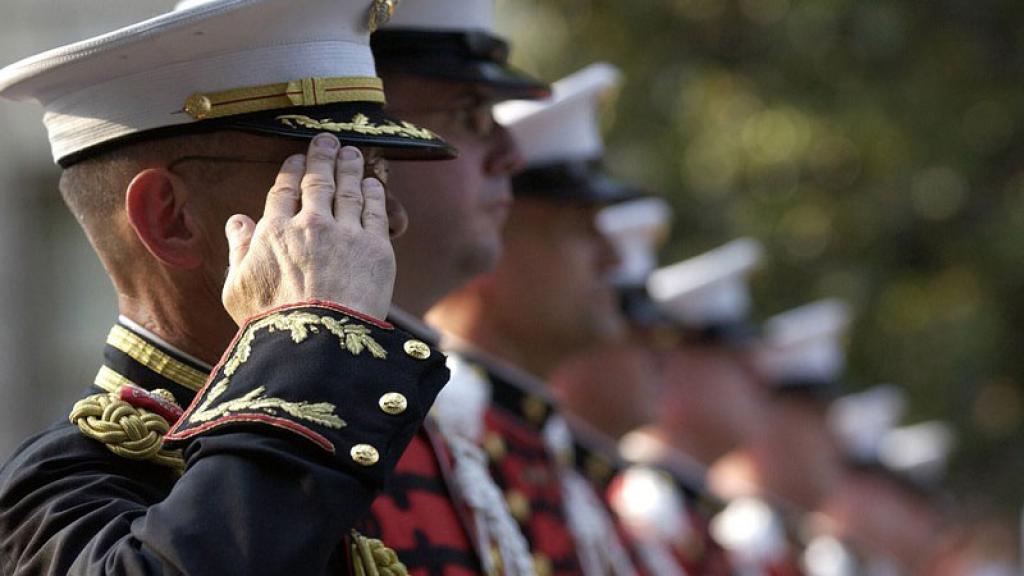  AMLO anuncia aumento de salario de soldados y marinos 