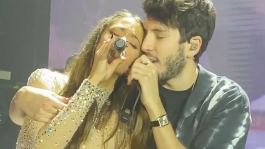 Sebastián Yatra y su novia Tini Stoessel se comen a besos en el escenario