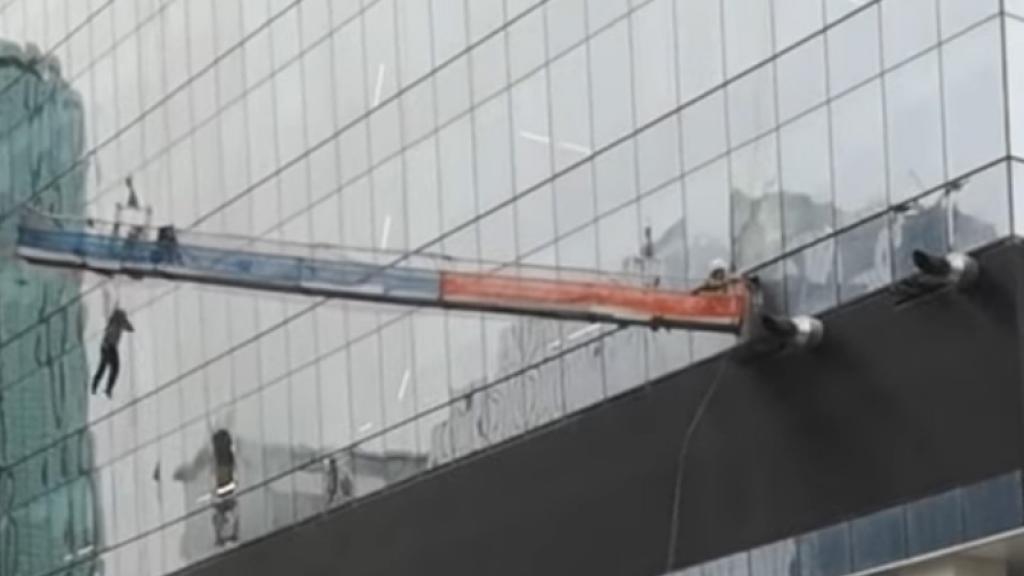 Un hombre casi cae de un rascacielos de 66 pisos de altura