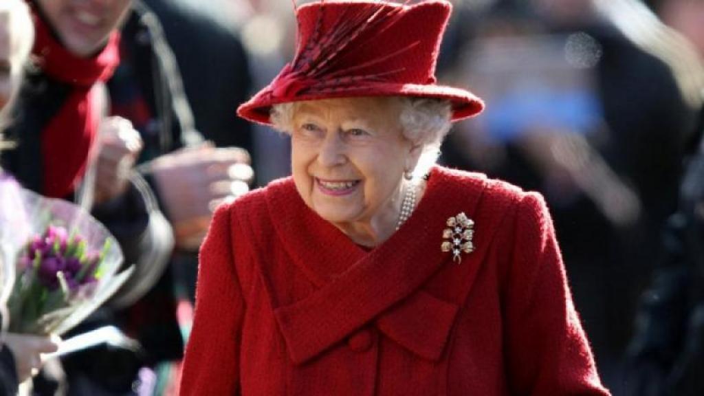 Empleado de Reina Isabel II da positivo a COVID 19, temen por salud de la monarca