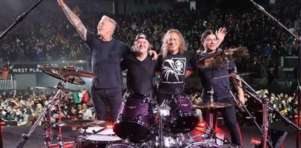 Mujer dio a luz en pleno concierto de Metallica