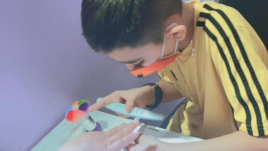 Menor se hace viral por poner uñas de acrílico; busca apoyar a su hermano con una operación